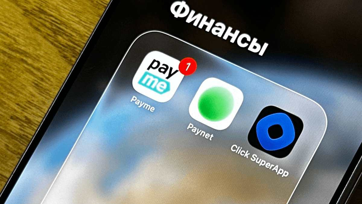 How do people in Uzbekistan pay and who leads the market