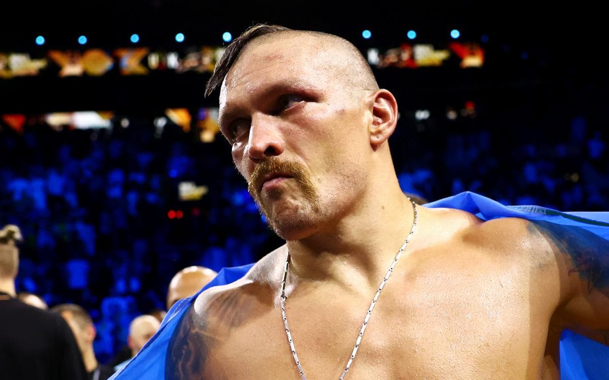 Боксчи Усик учта чемпионлик камаридан воз кечди