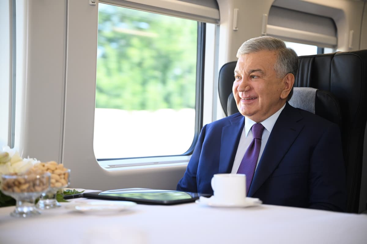 Шавкат Мирзиёев Бекободга электропоездда борди