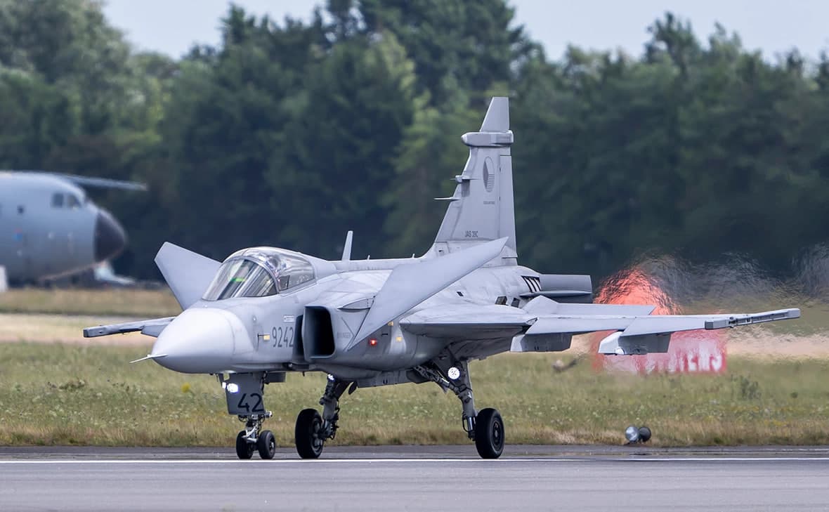 Украина получит от Швеции 16 истребителей Gripen