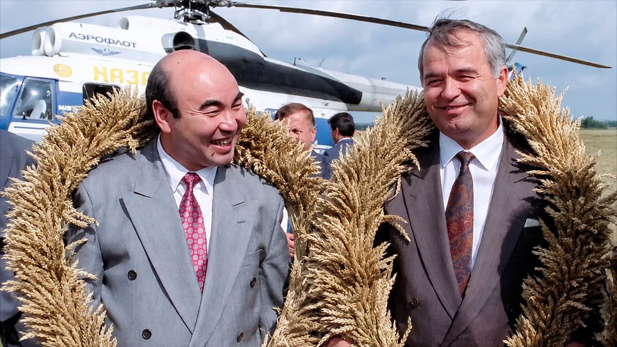 Каримовга ҳайкал ўрнатган бўлардим, унинг ёпиқ сиёсати қирғиз ва қозоқларга имконият яратди — Асқар Акаев