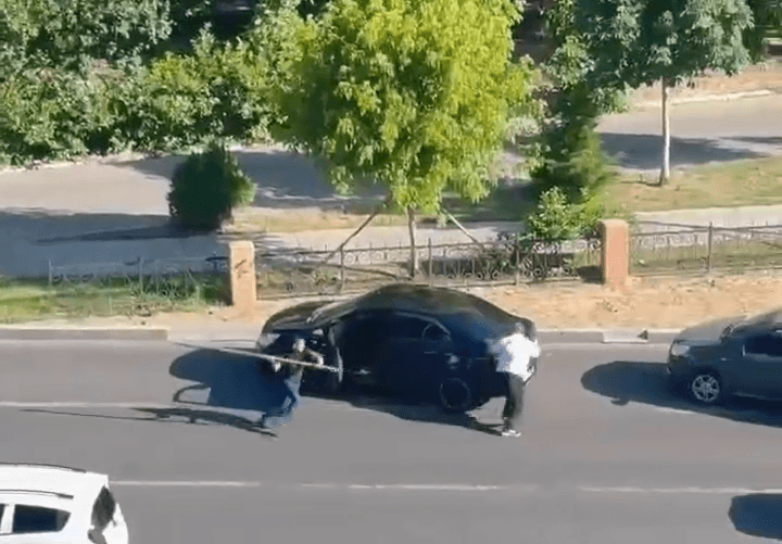 Тошкентда йўл талашган ҳайдовчи иккинчи ҳайдовчига таёқ билан ҳужум қилди