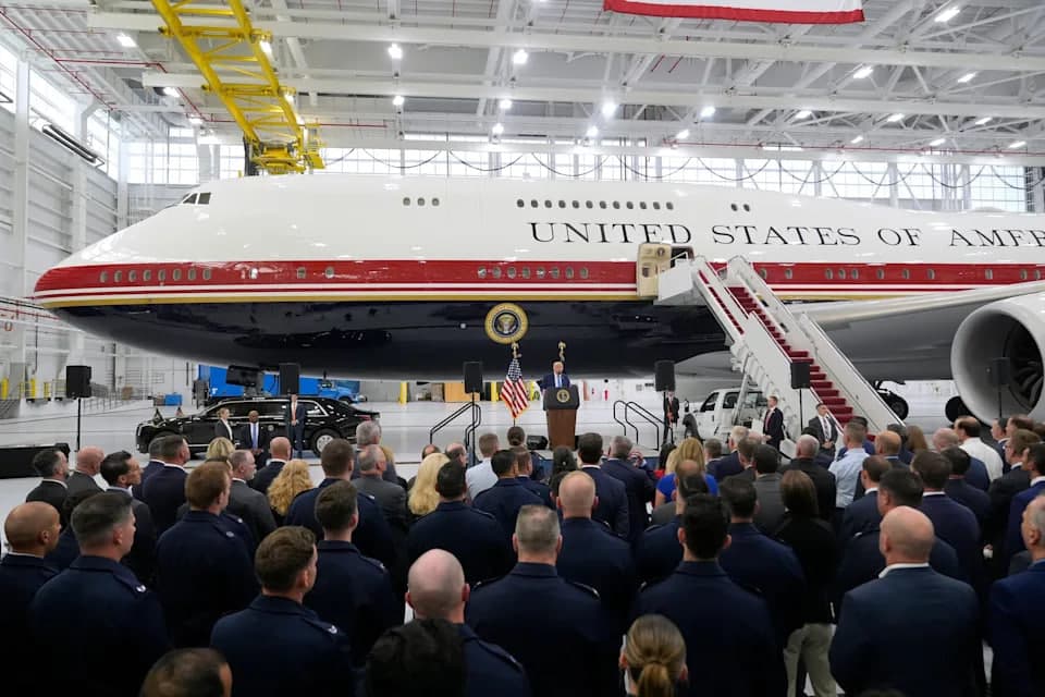 Трамп Қатар совға қилган 400 млн долларлик янги самолётни намойиш қилди