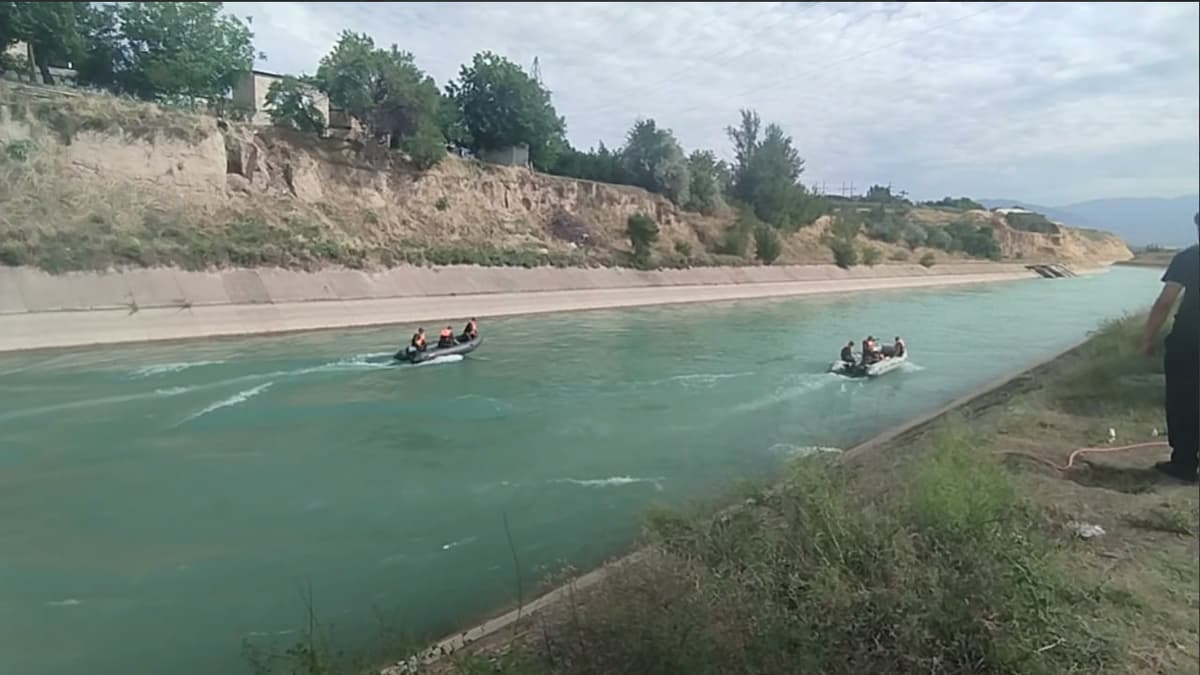 В Ташобласти продолжаются поиски второго ребёнка, упавшего в канал Бозсу