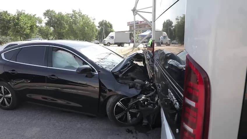 Тошкентда 9-синф битирувчиси ҳайдаган BYD автобус билан тўқнашди