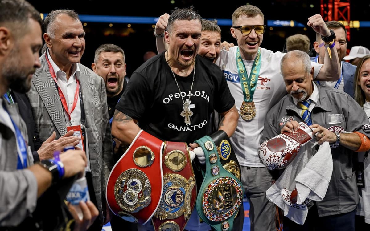 Боксёр Александр Усик отказался от трёх чемпионских поясов