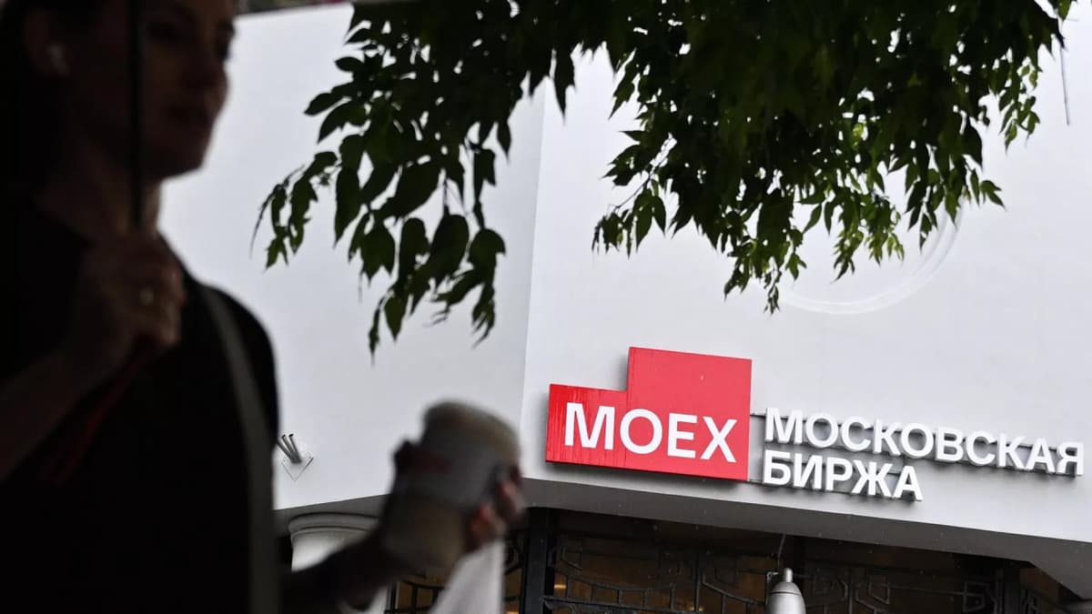 Москва биржаси индекси 2022 йилдан бери илк бор 2000 пунктдан пастлади