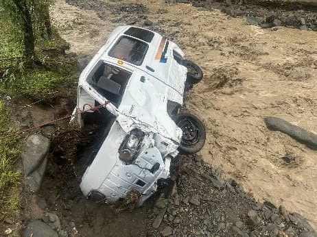 В Бахмальском районе Джизакской области сошёл сель: повреждены мост и три авто