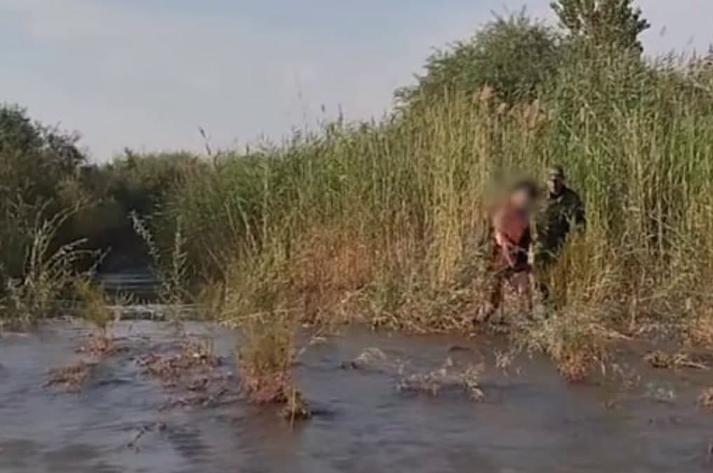 Бўстонлиқда Чирчиқ дарёси ўртасида қолган фуқаро қутқарилди
