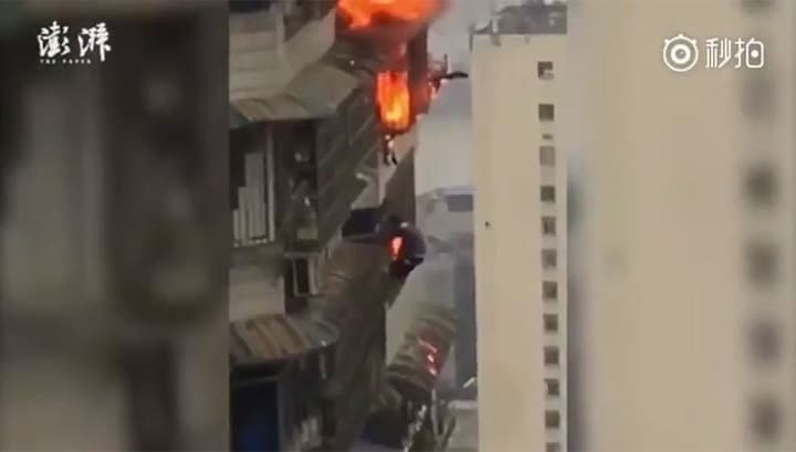 Эркак кўп қаватли уйдаги ёнғиндан аранг қутулиб қолди (видео)