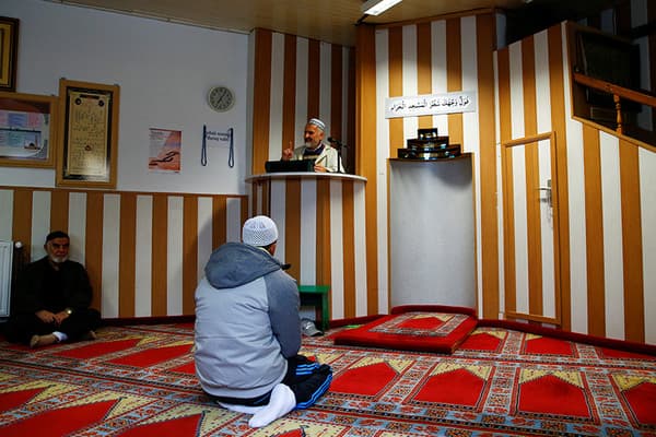 Musulmonlarni tanqid qilgan germaniyalik siyosatchi islom dinini qabul qildi
