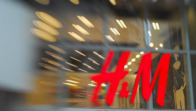 JARda irqiy yozuvli sviter sababli H&M do‘konlari ostin-ustun qilindi