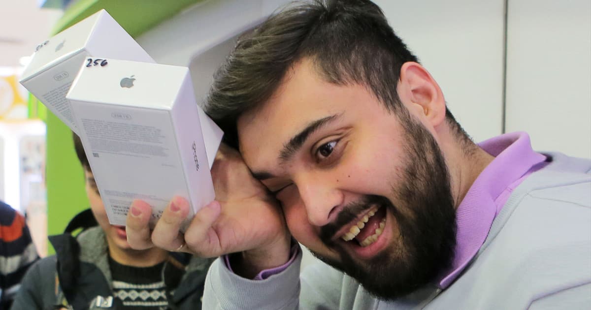 iPhone X egalari smartfon soqolni yulib olayotganidan shikoyat qilishmoqda