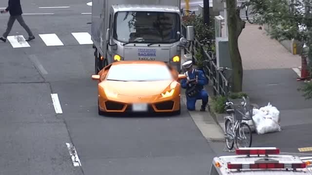 Politsiyachi velosipedda Lamborghini’da o‘tirgan qoidabuzarga yetib oldi