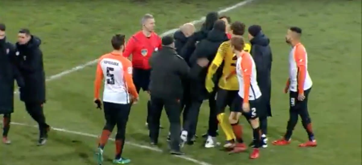 Video: Ukraina chempionatida murabbiylar hakamga tashlanishdi