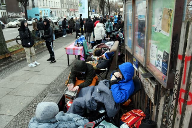 Berlin aholisi transportda bepul harakatlanish imkonini beruvchi krossovkaga navbat poylamoqda