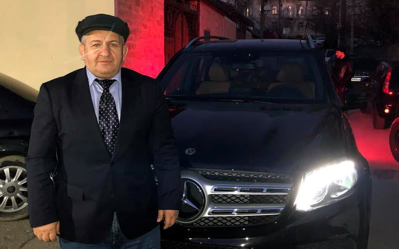 Қодиров Нурмагомедовнинг отасига Mercedes совға қилди