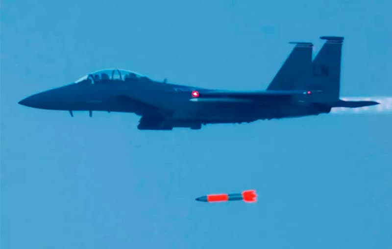 F-15 samolyotlarining yadro bombalarini tashlashi namoyish qilindi (video)