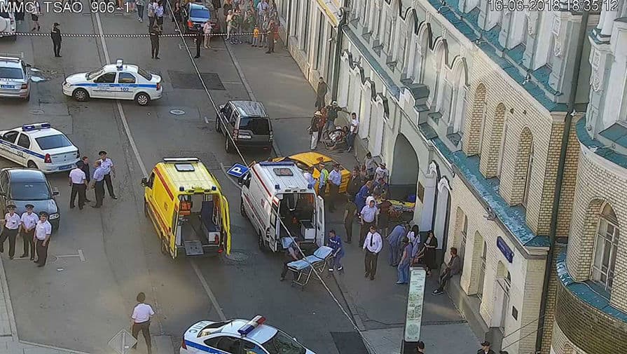 Moskva markazida taksichi meksikalik muxlislarni urib yubordi (Video)