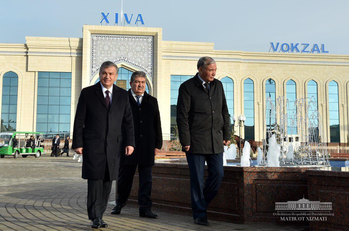 Prezident Xivada yangi qurilgan vokzalni ko‘zdan kechirdi