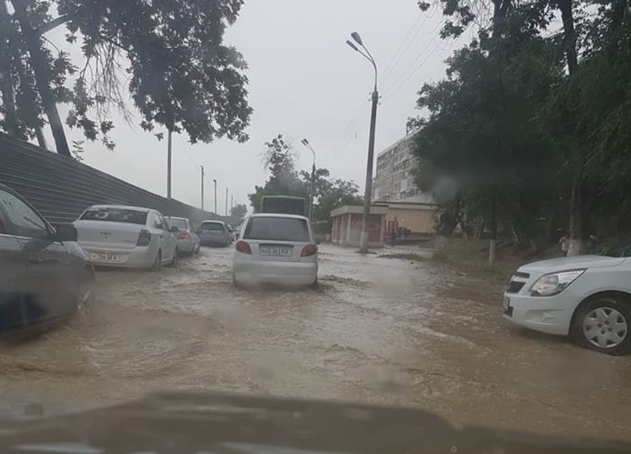 Toshkent viloyatida 13 may kungi kuchli yomg‘irda qator xonadonlarga suv toshib kirdi