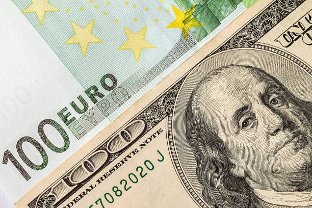 Ўзбекистон валюта биржасида доллар ва евро ҳафтани пасайиш билан якунламоқда