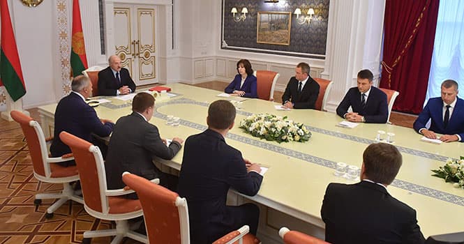 Lukashenko Belarus demokratik bloklar bilan qisilib qolganini ma'lum qildi