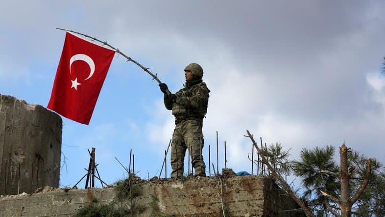 Foto: Afrinda Turkiya bayroqlari o‘rnatildi