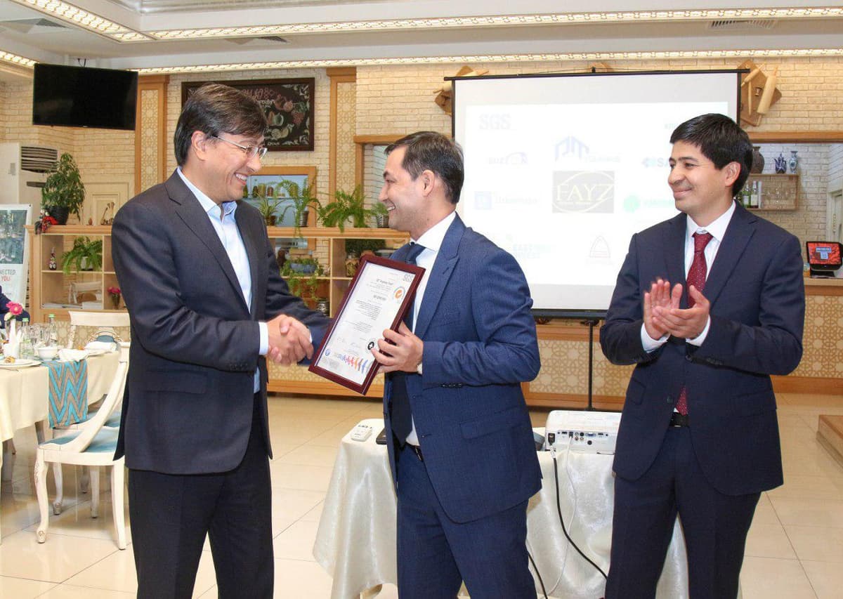 Korzinka.uz supermarketlar tarmog‘iga ISO 9001 va 22000 sertifikatlari topshirildi