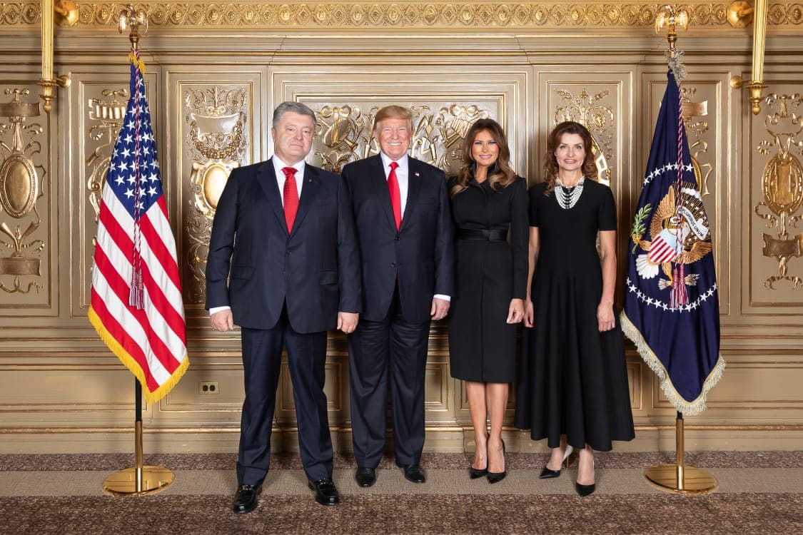 Порошенко ва Трампнинг бир хил костюмда пайдо бўлиши ижтимоий тармоқ фойдаланувчилари кулгисига сабаб бўлди