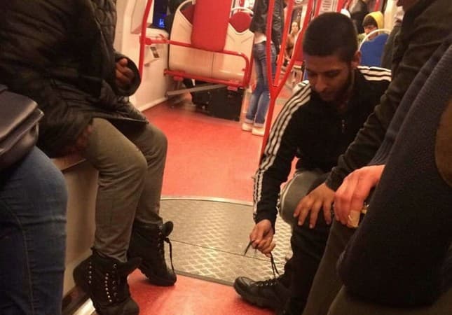 Iroqlik migrant suriyalik qochqin bolaga o‘z poyabzalini yechib berdi
