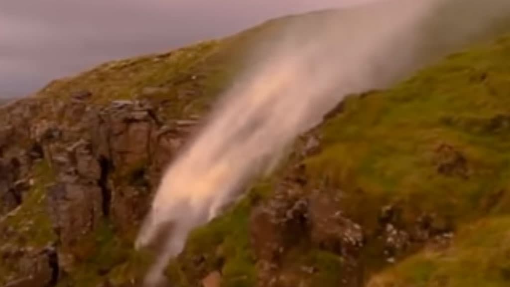 Kuchli shamol sharsharani orqasiga oqishga majbur qildi (video)