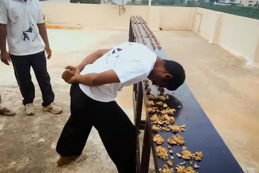 Video: hindistonlik boshi bilan 217 yong‘oqni chaqib tashladi