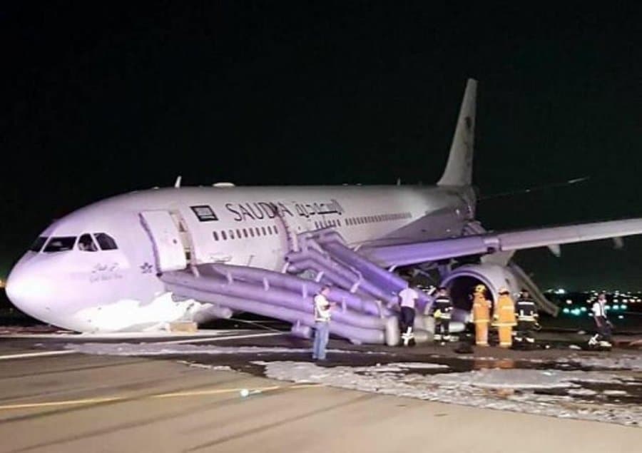 Saudiya Arabistonida yo‘lovchi samolyotining favqulodda qo‘nishi oqibatida 53 kishi jarohat oldi