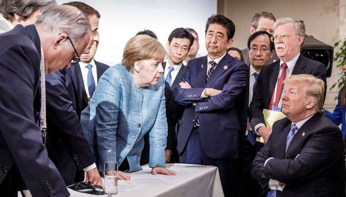 Tramp Merkel bilan tasvirlangan mashhur fotosuratga izoh berdi