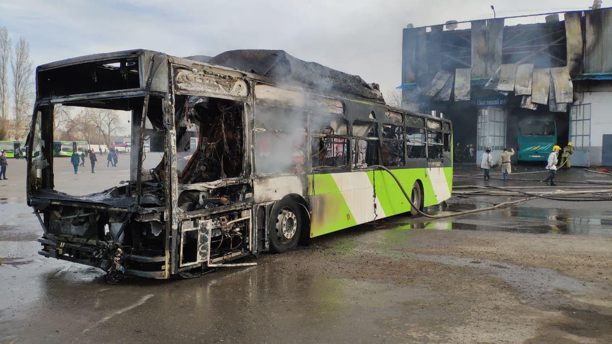 Yunusoboddagi avtobus saroyida ikki avtobus yonib ketdi