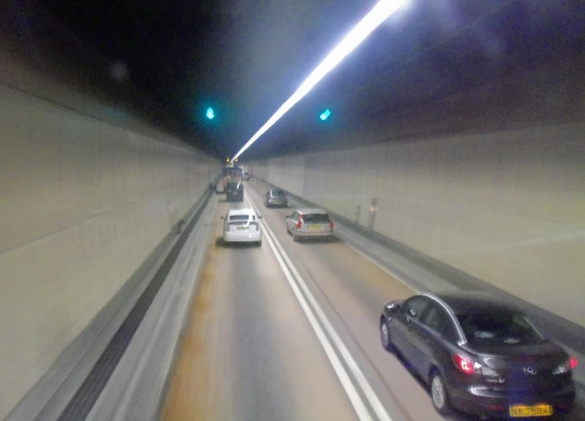 Hongkongda 4,6 mlrd dollarlik avtomobil tunneli ochildi