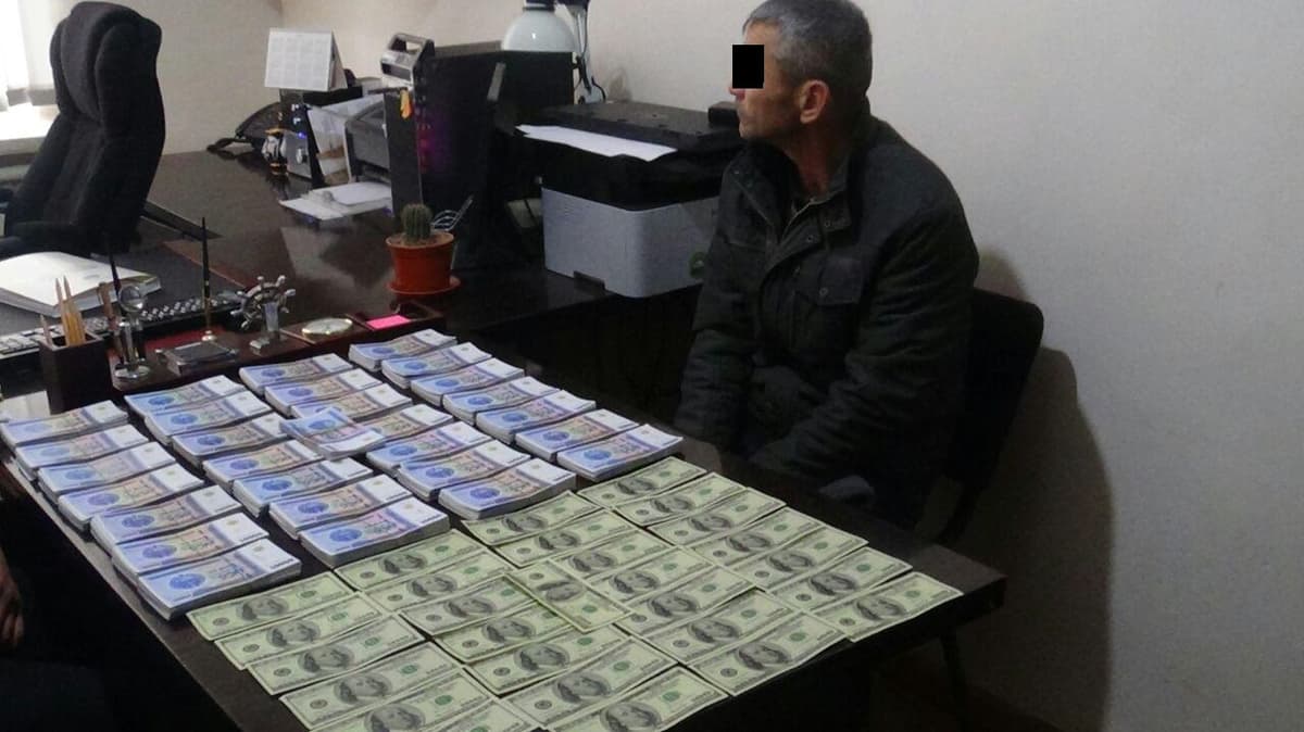 Qalbaki so‘m va dollarlarni yasagan shaxs ushlandi - Tergov departamenti