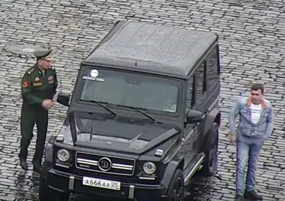 OAV: Rosgvardiya rahbari Kreml devorlari yonida «terrorchining» qo‘lini siqdi