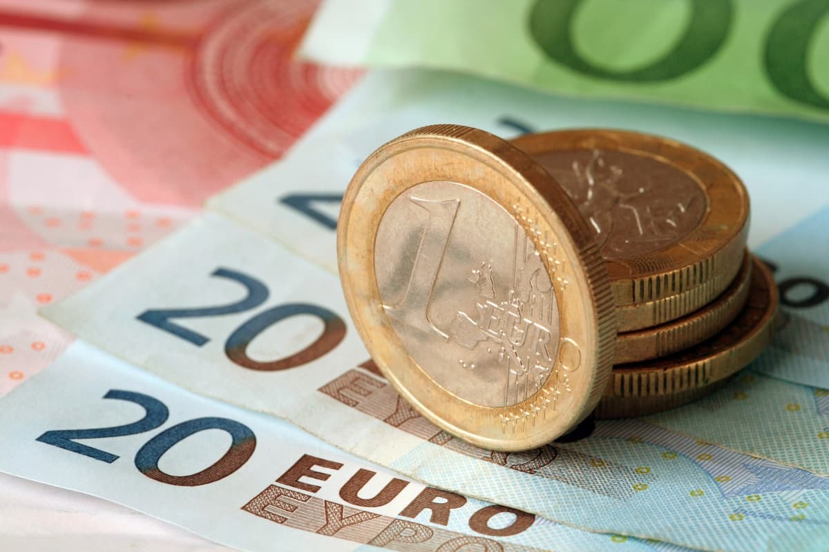 O‘zbekistonda yevro kursi 8888 so‘mgacha tushdi. Fevralda u deyarli 10 200 so‘m edi