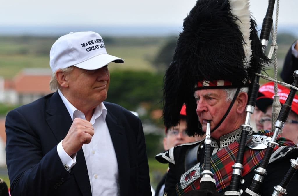 Трамп Шотландияга гольф ўйнаш учун бормоқчи