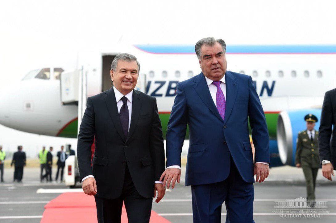 Shavkat Mirziyoyev Dushanbeda. Prezidentni Emomali Rahmon shaxsan kutib oldi