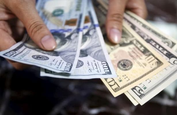 «Qora bozor»da dollar qanchadan sotilayotgani ma'lum bo‘ldi