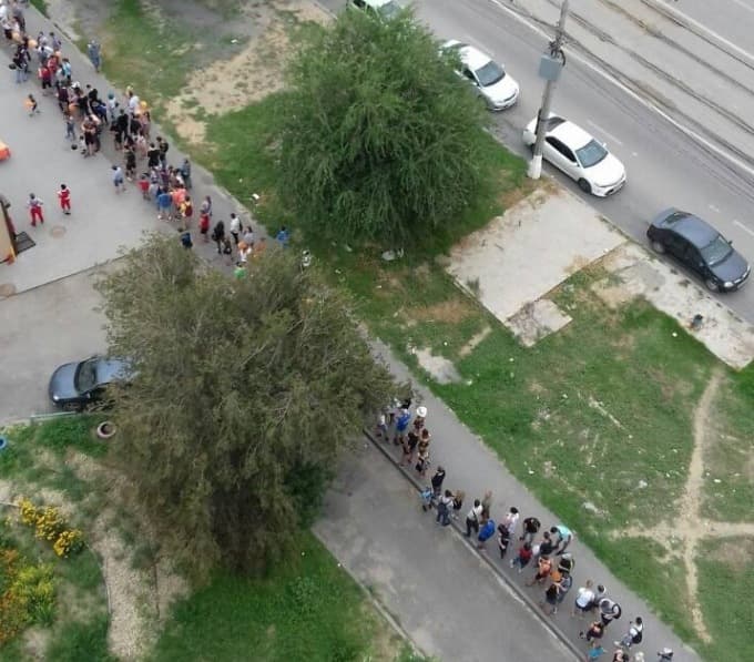 Volgogradda arzon pitssa uchun ulkan navbat yuzaga keldi