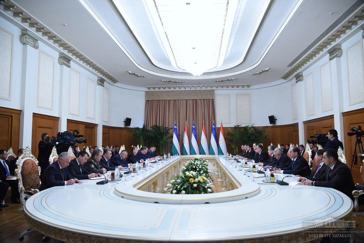Muzokaralar kengaytirilgan tarkibda davom etmoqda. Shavkat Mirziyoyev Imomali Rahmonni O‘zbekistonga taklif etdi