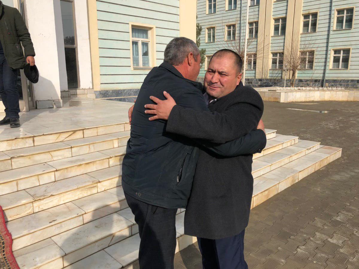 Buxorodagi zo‘ravonlik mojarosi: Viloyat hokimi tomonlarni «yarashtirib» qo‘ydi. Endi fermerni urgan hokimga qarshi chora ko‘rilmaydimi?