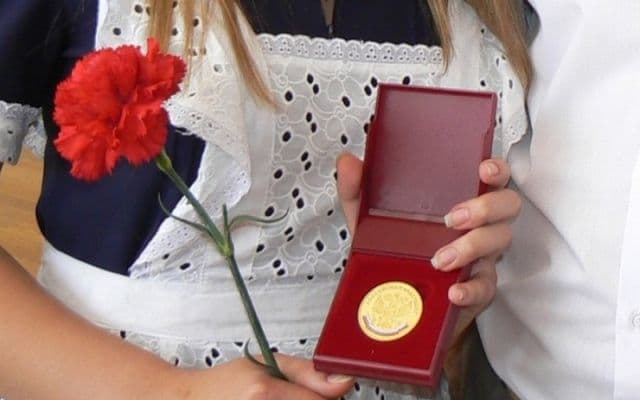Iqtidorli maktab bitiruvchilarini oltin va kumush medallar bilan taqdirlash to‘g‘risidagi nizom tasdiqlandi