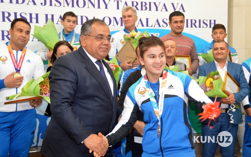 Navoiyda olimpiada chempioni bo‘lgan o‘smir qizga Prezident sovg‘asi - kvartira topshirildi