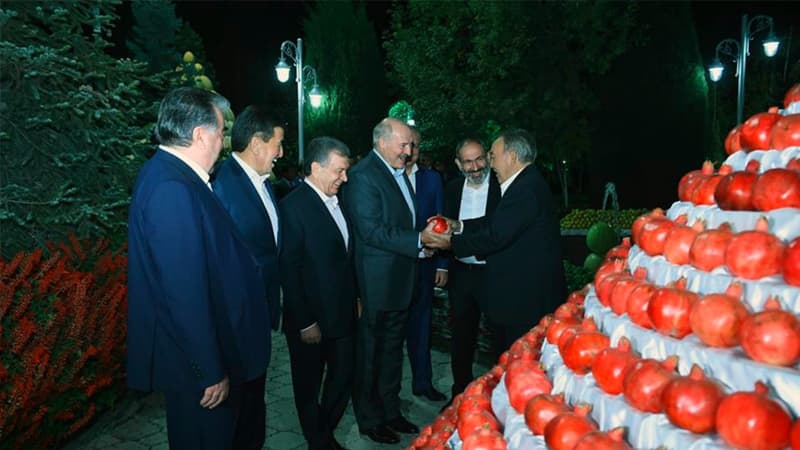Видео: Эмомали Рахмон организовал вечернюю прогулку для глав государств СНГ