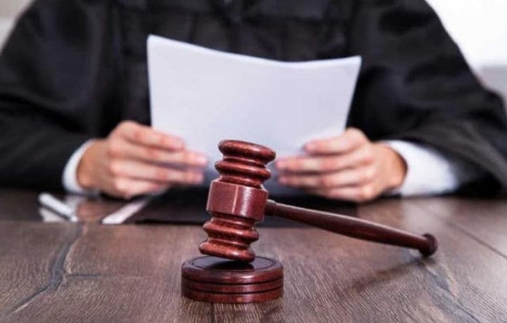 Homilador kelinoyisini pichoqlagan yigitga sud hukmi o‘qildi